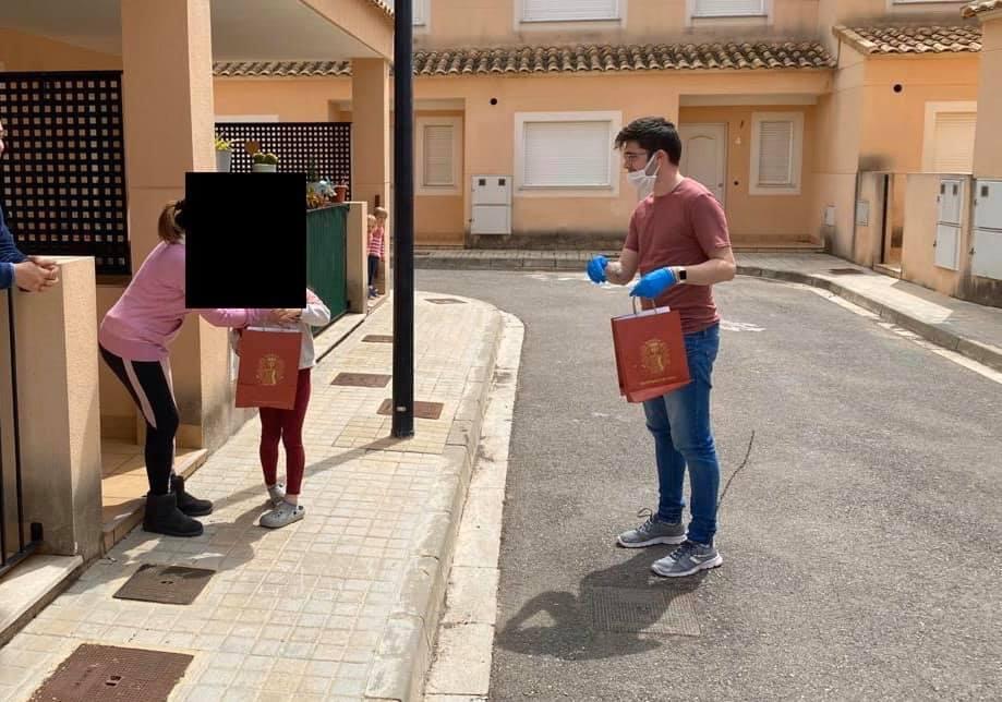 La imagen puede contener: 1 persona, de pie