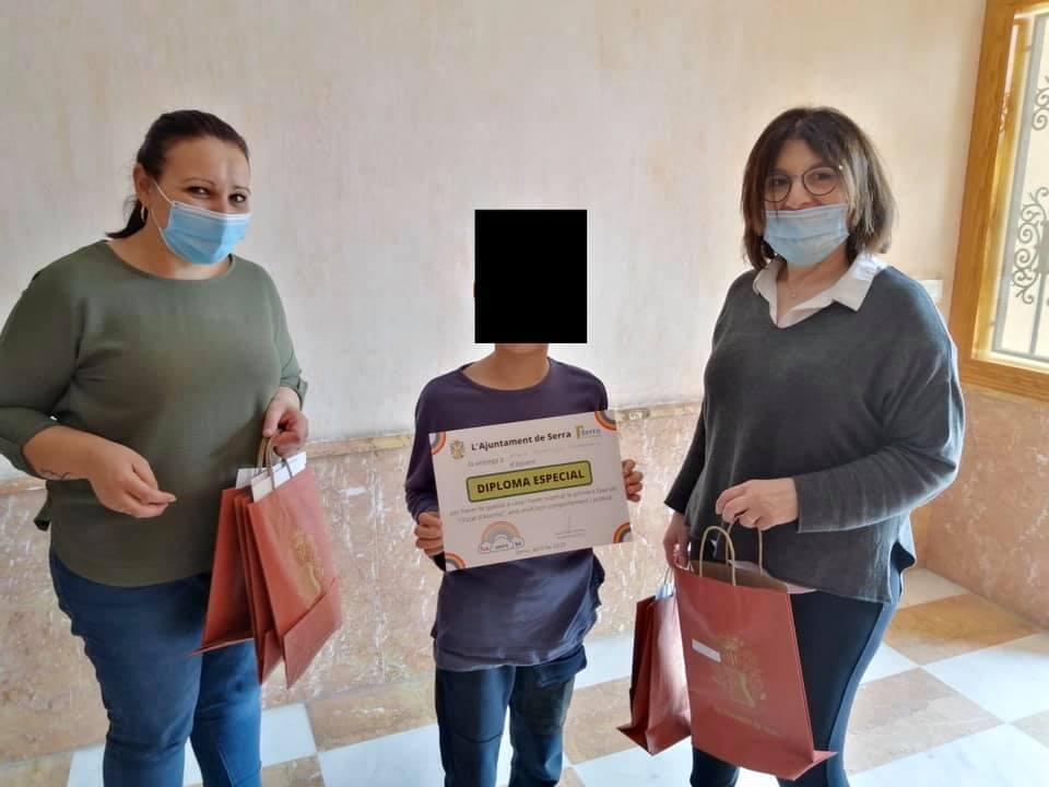 La imagen puede contener: 2 personas, personas de pie