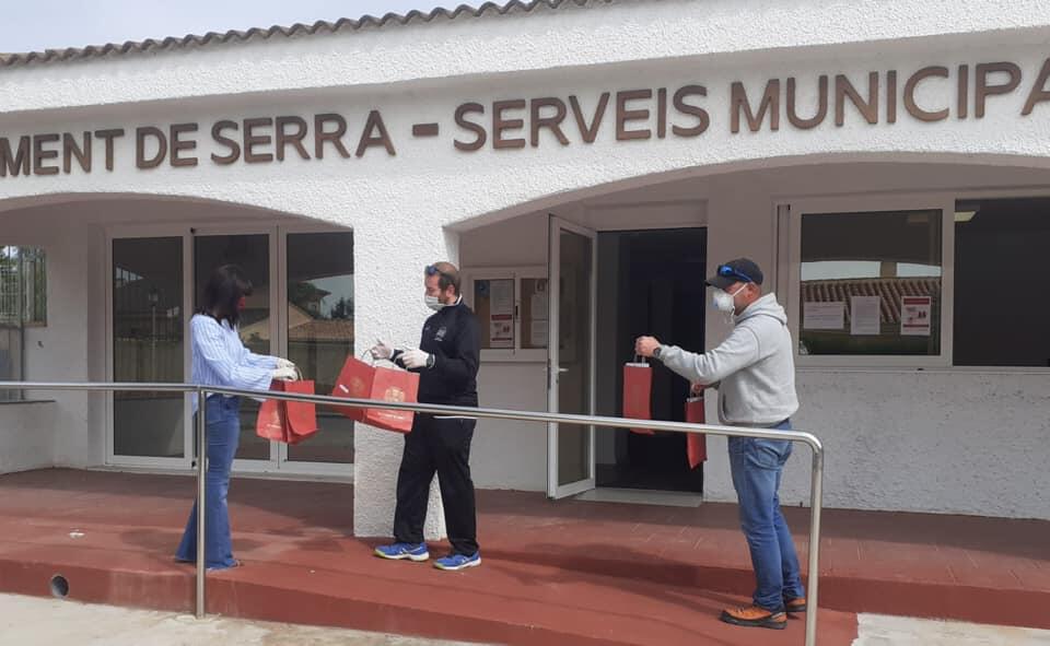 La imagen puede contener: una o varias personas y personas de pie, texto que dice "MENT DE SERRA SERVEIS MUNICIP"