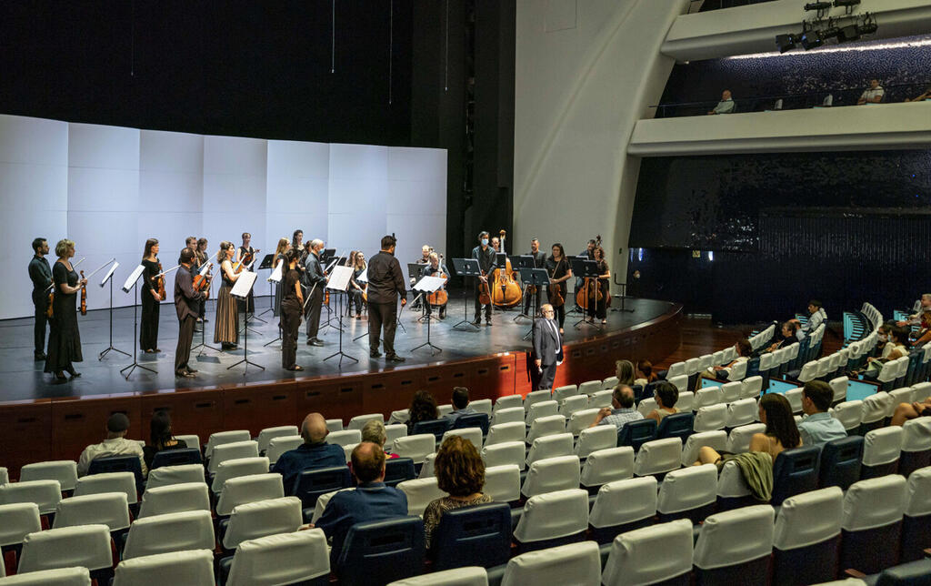 Minuto de silencio el Les Arts por los fallecidos a causa de la pandemia, ocasionada por el COVID-19, momentos antes de dar comienzo el primer concierto que se celebra en el Palau de Les Arts Reina Sofía. Un concierto homenaje a los sanitarios que han luchado contra el coronavirus en esta comunidad. @artsfotografia