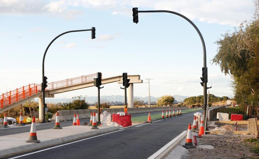 Semáforos ya listos en la autovía CV-500, a la altura de El Saler. / JUANJO MONZÓ