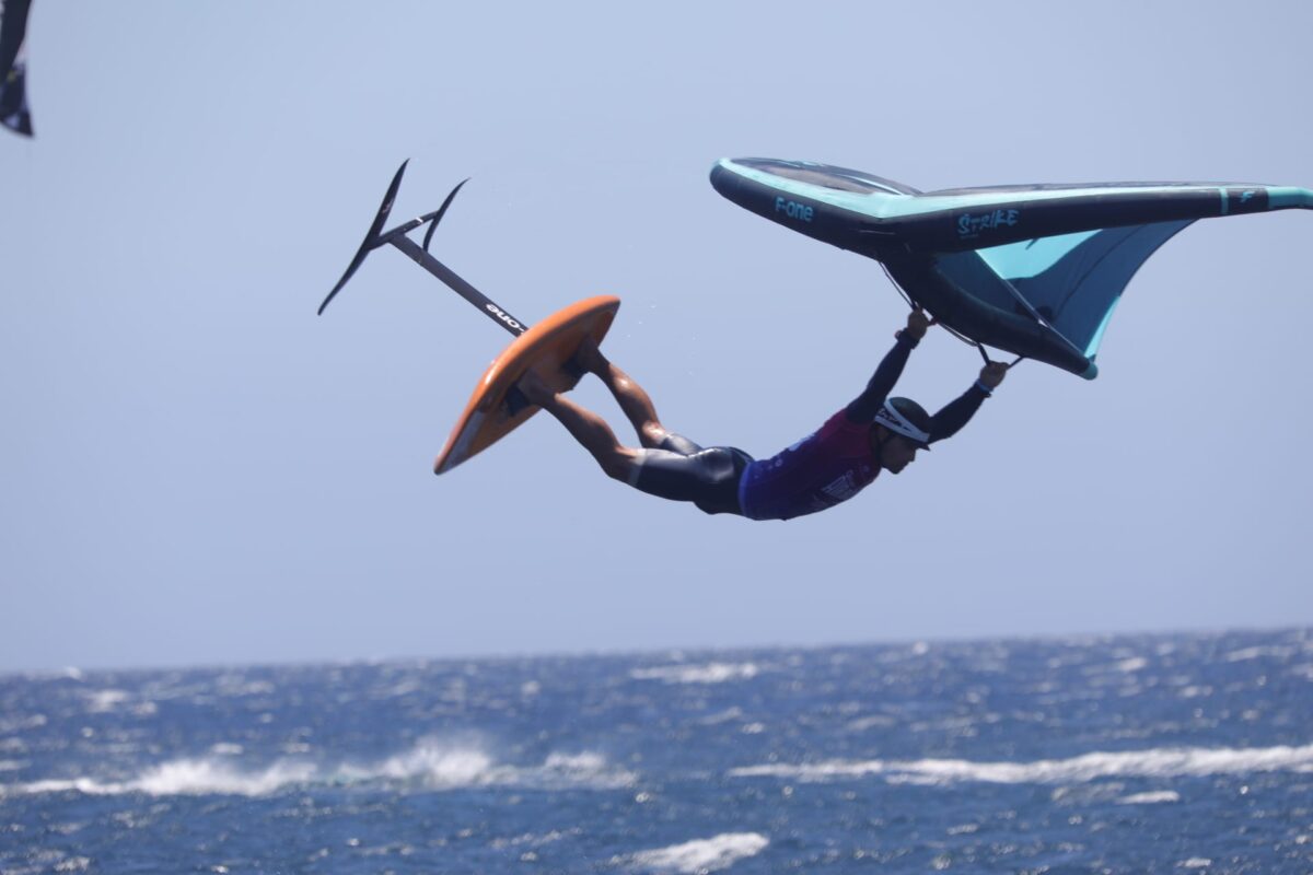 Avión volando sobre el mar
Descripción generada automáticamente