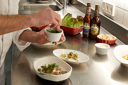 Persona preparando comida en una mesa
Descripción generada automáticamente