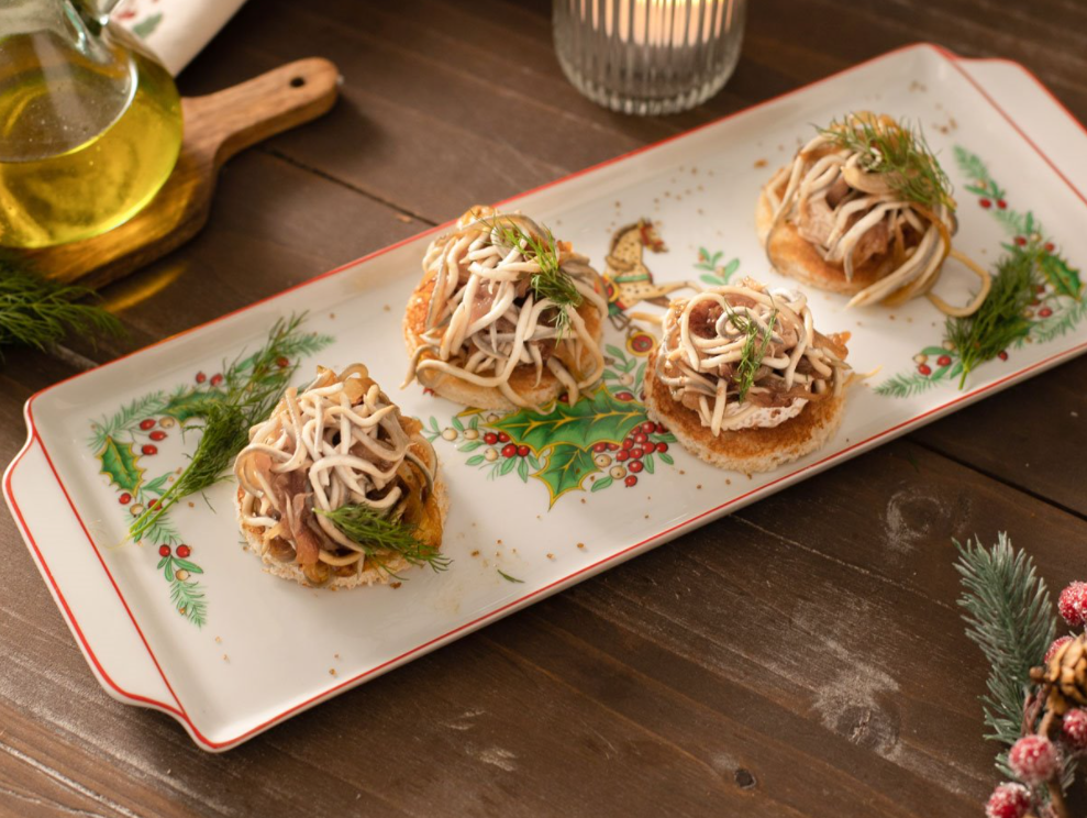 Comida en una mesa de madera Descripción generada automáticamente