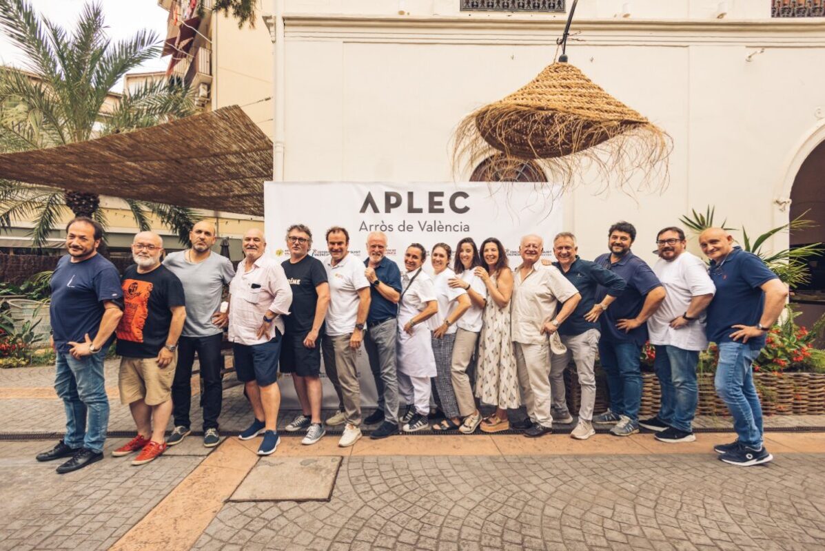 Grupo de personas de pie
Descripción generada automáticamente con confianza media