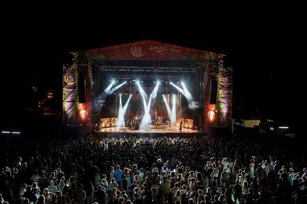Multitud de personas en la noche

Descripción generada automáticamente con confianza media
