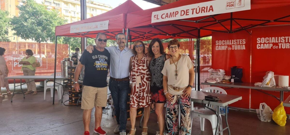 Un grupo de personas en frente de un local comercial
Descripción generada automáticamente