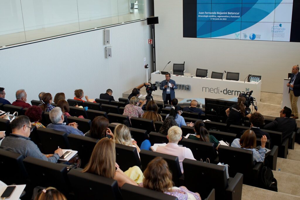 Un grupo de personas sentadas en un auditorio Descripción generada automáticamente