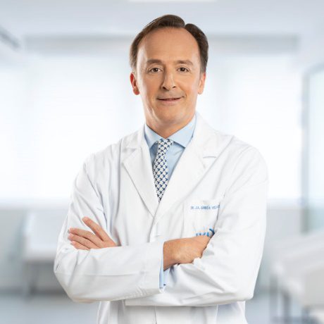 Una persona con un traje de color blanco Descripción generada automáticamente