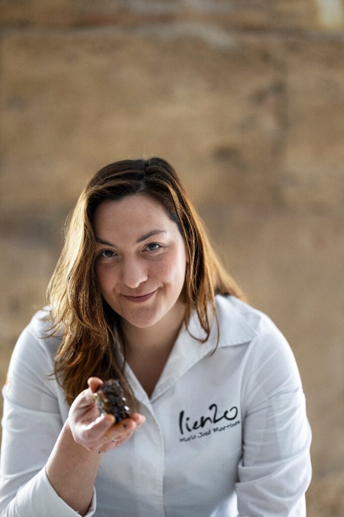 Mujer con la mano en la cara Descripción generada automáticamente con confianza media