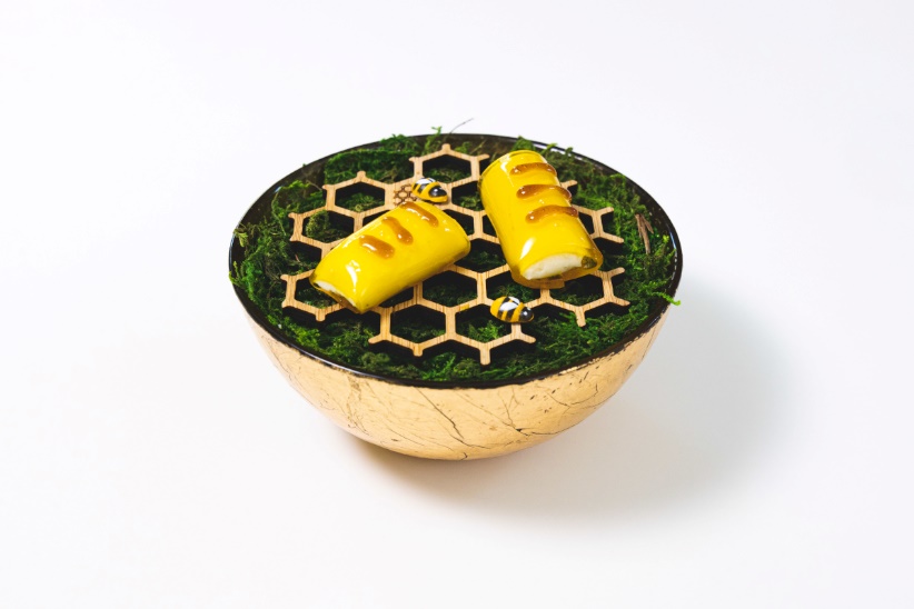 Un plato con fruta
Descripción generada automáticamente con confianza media