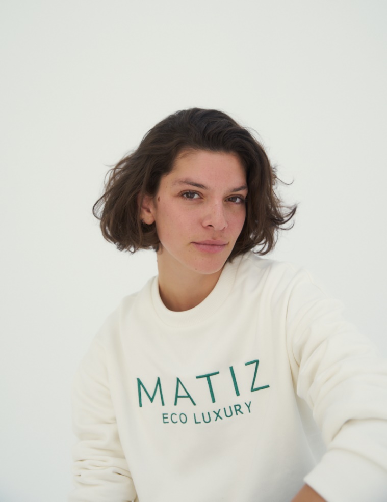 Un joven con una playera de color blanco

Descripción generada automáticamente