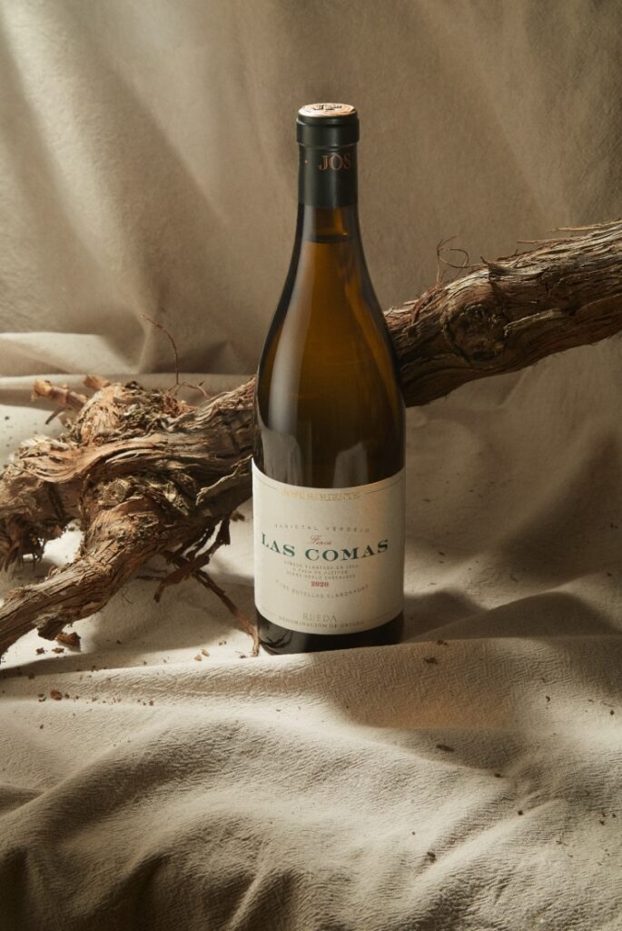 Botella de alcohol Descripción generada automáticamente con confianza media