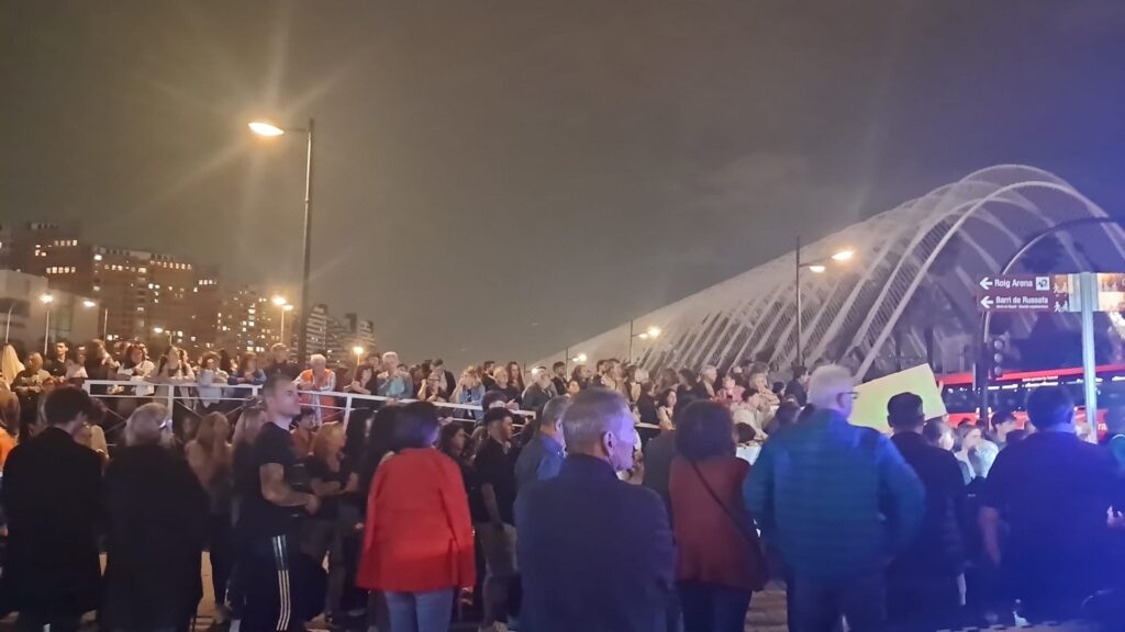 “No estáis solos”: emoción y apoyo en la concentración a las puertas del homenaje por la DANA en Valencia 2 bc1e5711 1876 40f8 b26b 98706149382e