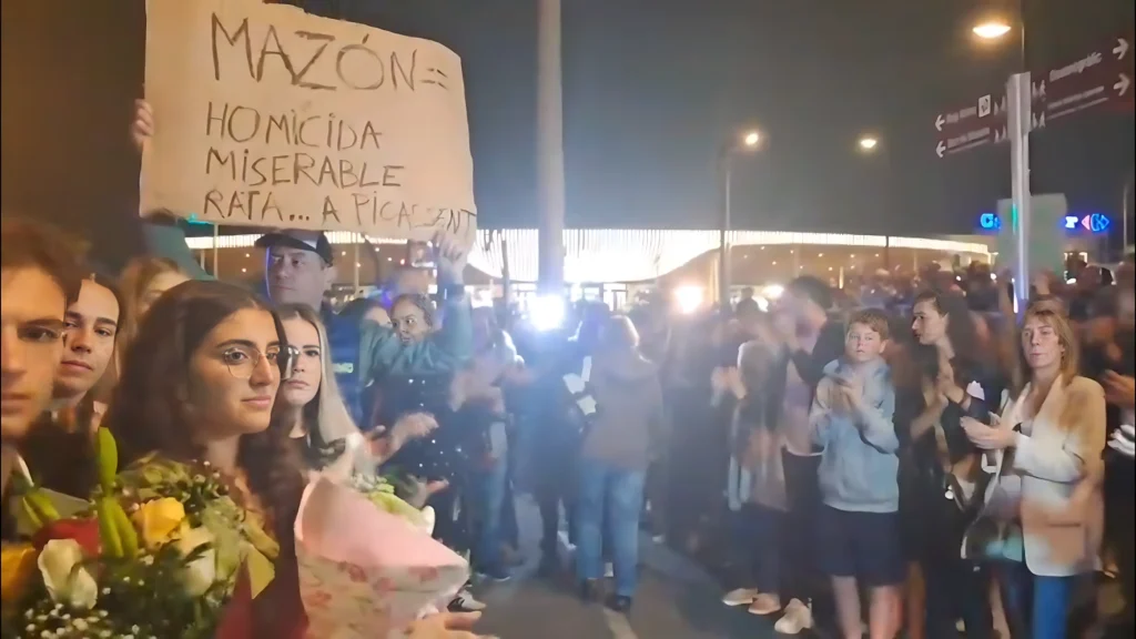 “No estáis solos”: emoción y apoyo en la concentración a las puertas del homenaje por la DANA en Valencia 4 image 11