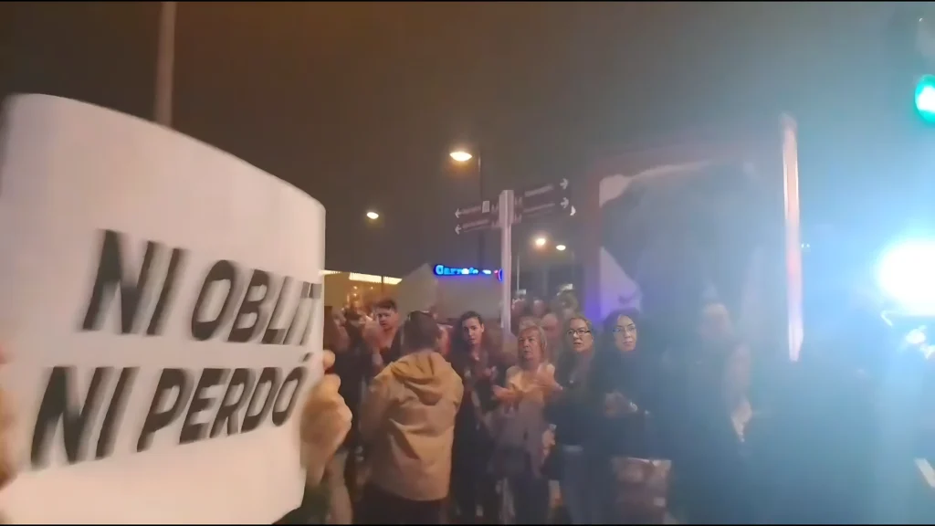 “No estáis solos”: emoción y apoyo en la concentración a las puertas del homenaje por la DANA en Valencia 3 image 12