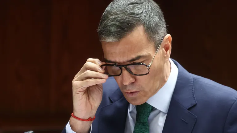 Las gafas de 290 euros de Pedro Sánchez: ¿accesorio óptico o cortina de humo gestual en pleno escándalo? 3 pedro sanchez con gafas en la comision de investigacion del caso koldo en el senado 16 9 aspect rati da39