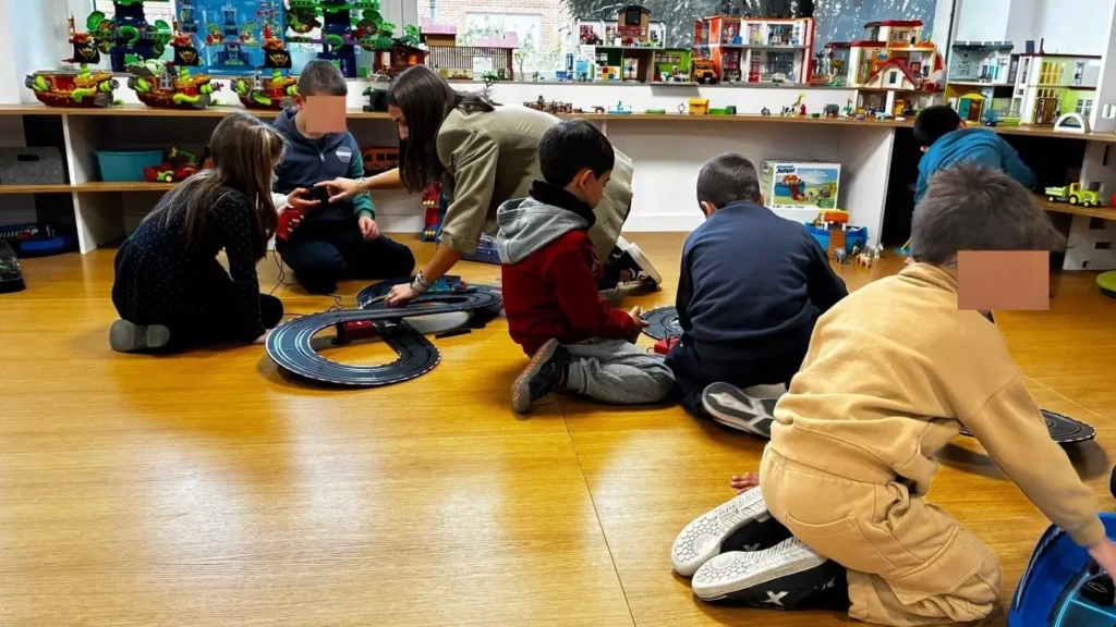 Niños jugando con juguetes tradicionales al aire libre