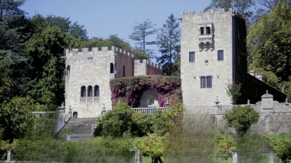 Vista general del Pazo de Meirás rodeado de jardines