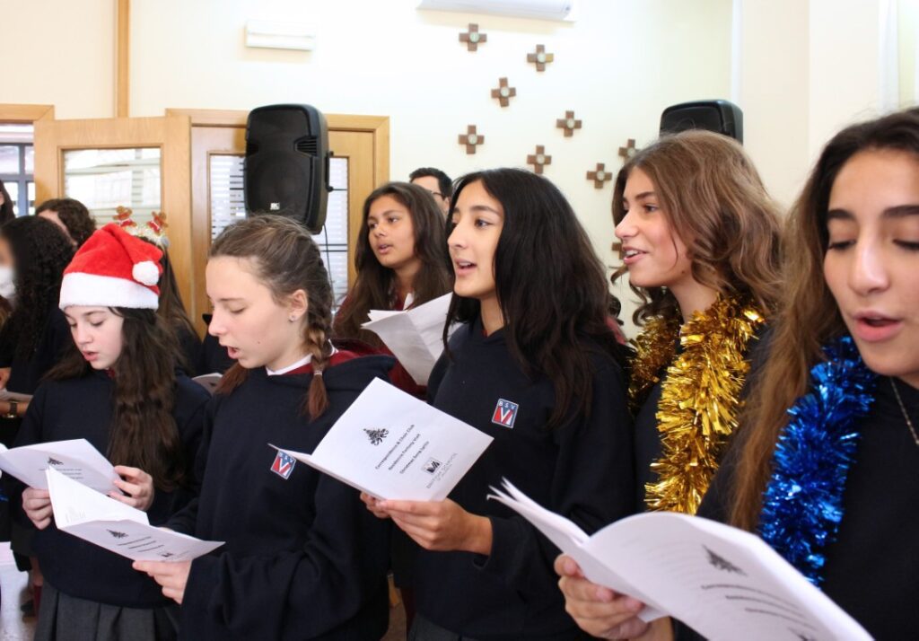 Alumnos de British School of Valencia llevan la música y el espíritu navideño a la Residencia Fortuny 3 ALUMNO2 Mediana 1