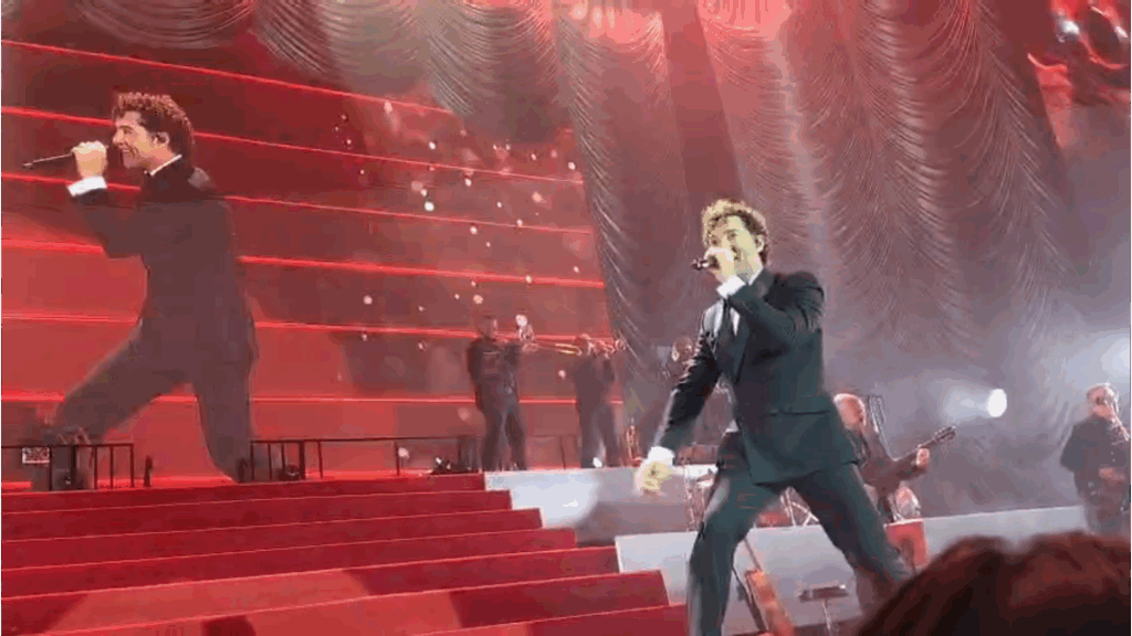David Bisbal llena el Roig Arena con su concierto navideño “Todo es posible en Navidad” 2 David Bisbal convierte el Roig Arena en una fiesta navidena con emocion recuerdos y guinos a Valencia 1
