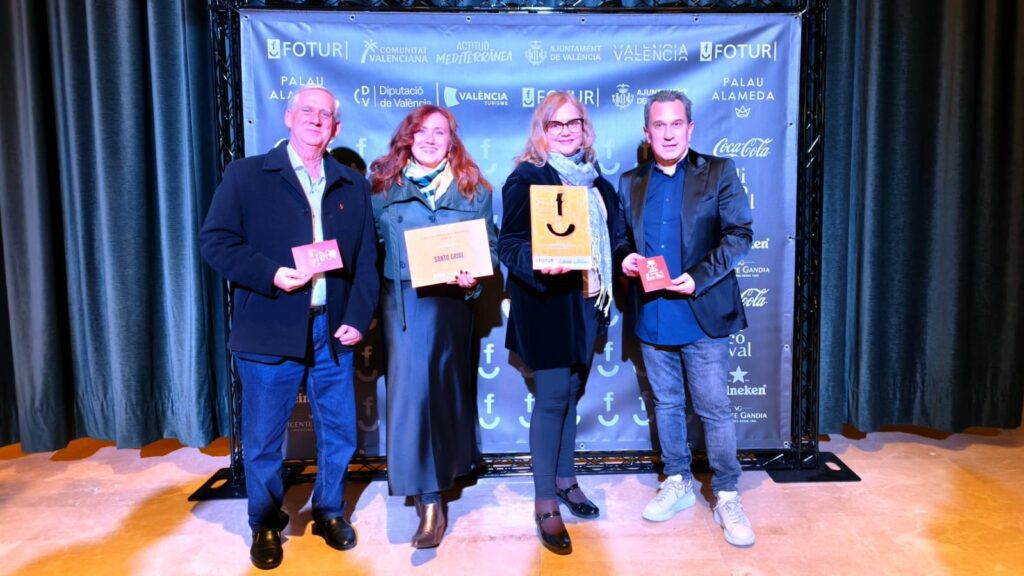 El Camino del Santo Grial recibe el Premio Turismo FOTUR 2025 como referente cultural europeo en Valéncia 5 EQUIPO EL CAMINO DEL SANTO GRIAL VICTOR PEREZ PRESIDENTE DE FOTUR PREMIO SANTO GRIAL 2025
