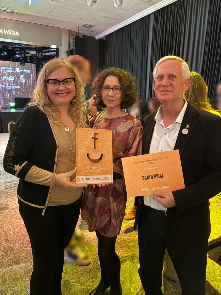 El Camino del Santo Grial recibe el Premio Turismo FOTUR 2025 como referente cultural europeo en Valéncia 2 PREMIO FOTUR 2025 SANTO GRIAL CON MAR TURISMO COMUNIDAD VALENCIANA 1