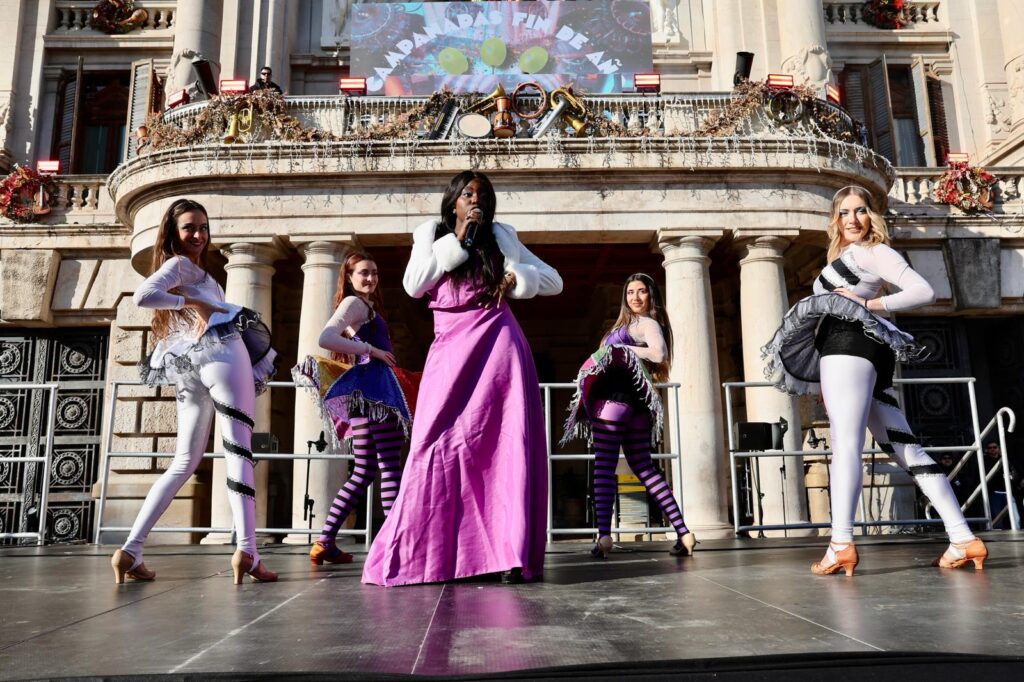 l celebracion de campanadas infantiles y la actuacion en directo de Gisela 10