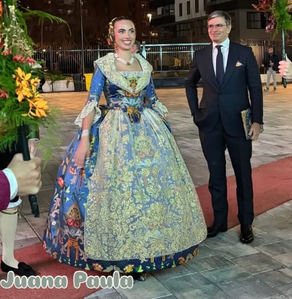 Convento Jerusalén estrena reinado con apellido ilustre en una exaltación histórica, con un espolín Soto azul 7 619919897 18413618827189591 2079383761051868490 n