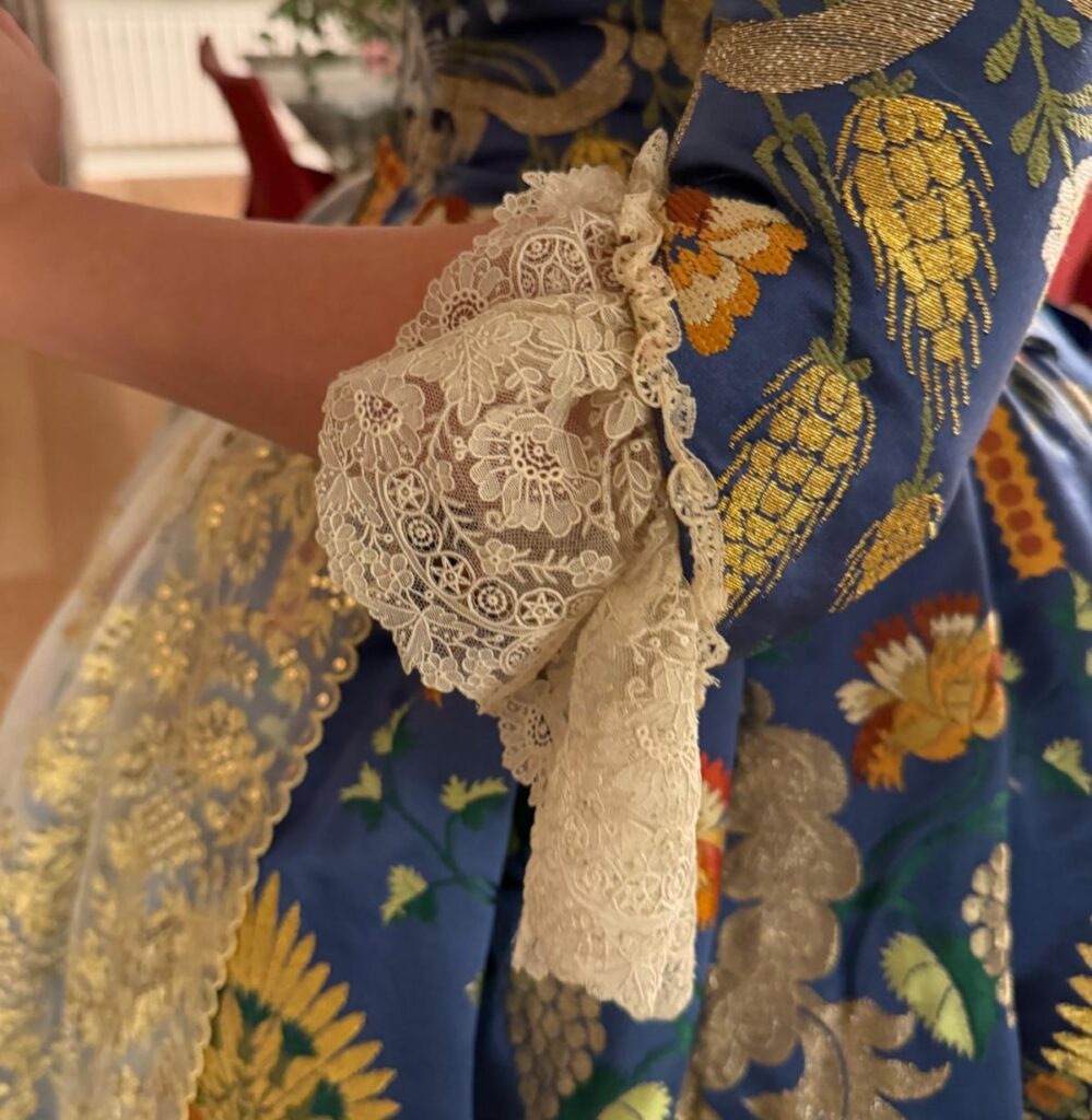 Convento Jerusalén estrena reinado con apellido ilustre en una exaltación histórica, con un espolín Soto azul 5 621306740 18413618818189591 1499825935093941162 n