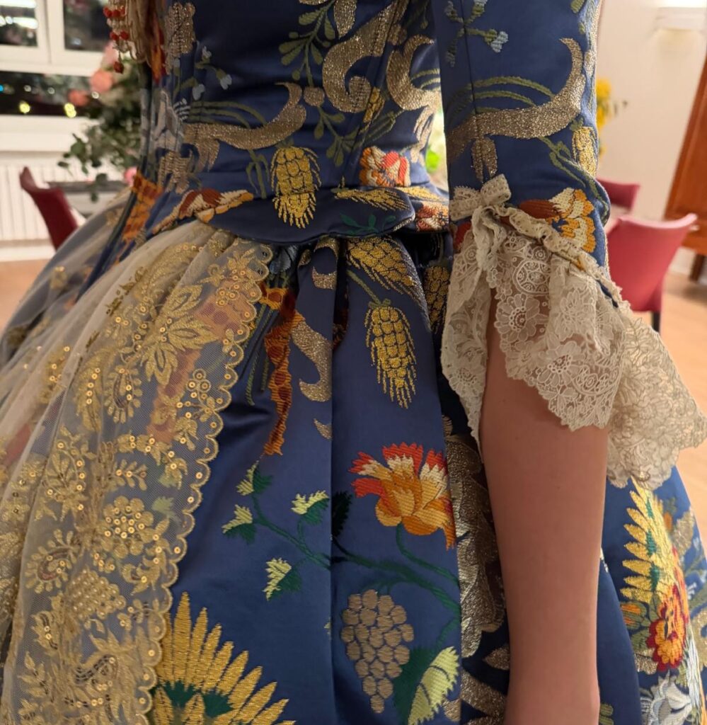 Convento Jerusalén estrena reinado con apellido ilustre en una exaltación histórica, con un espolín Soto azul 2 621441132 18413618890189591 5576669944026282872 n