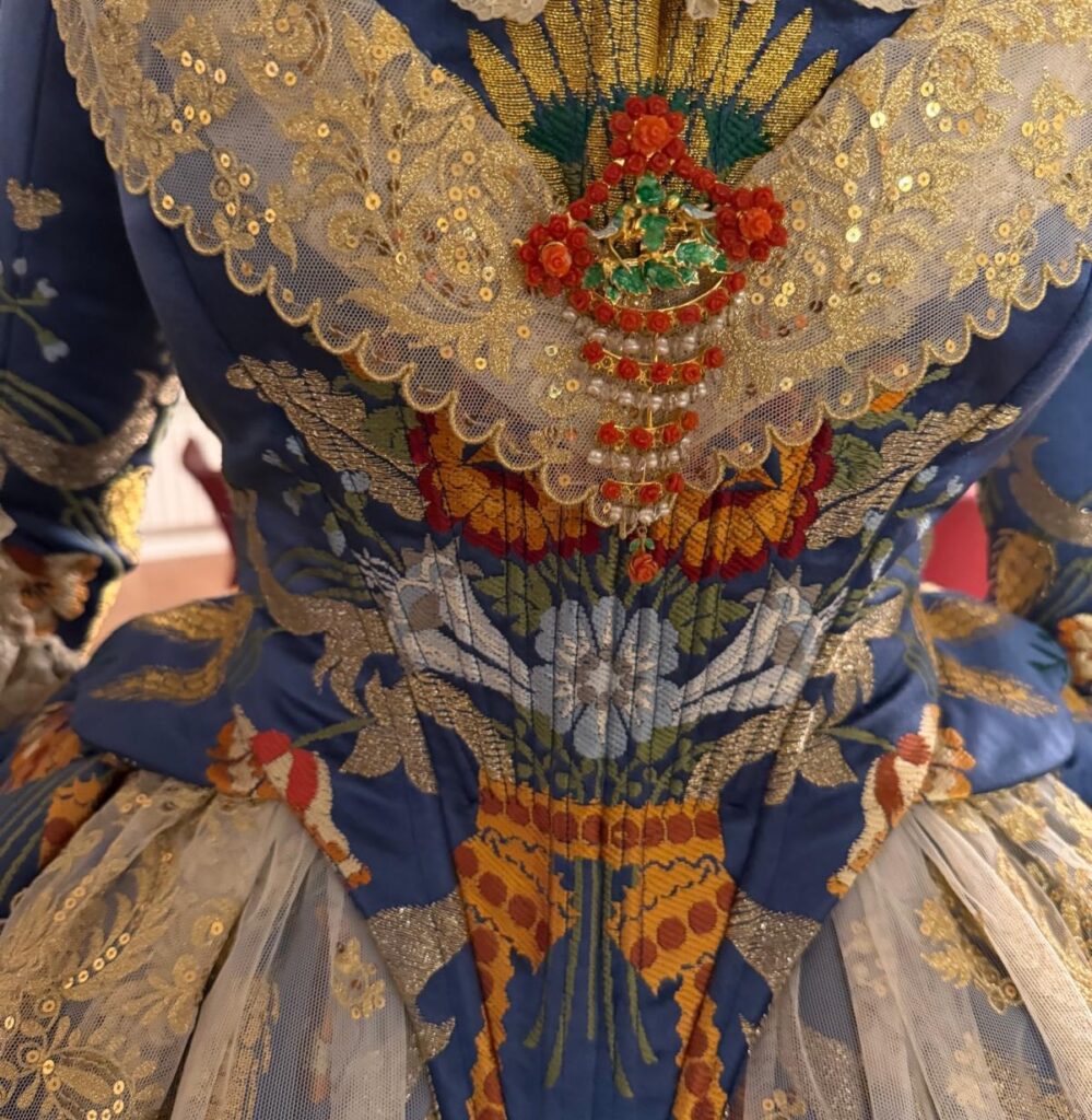 Convento Jerusalén estrena reinado con apellido ilustre en una exaltación histórica, con un espolín Soto azul 3 622089280 18413618842189591 7799993222342027095 n