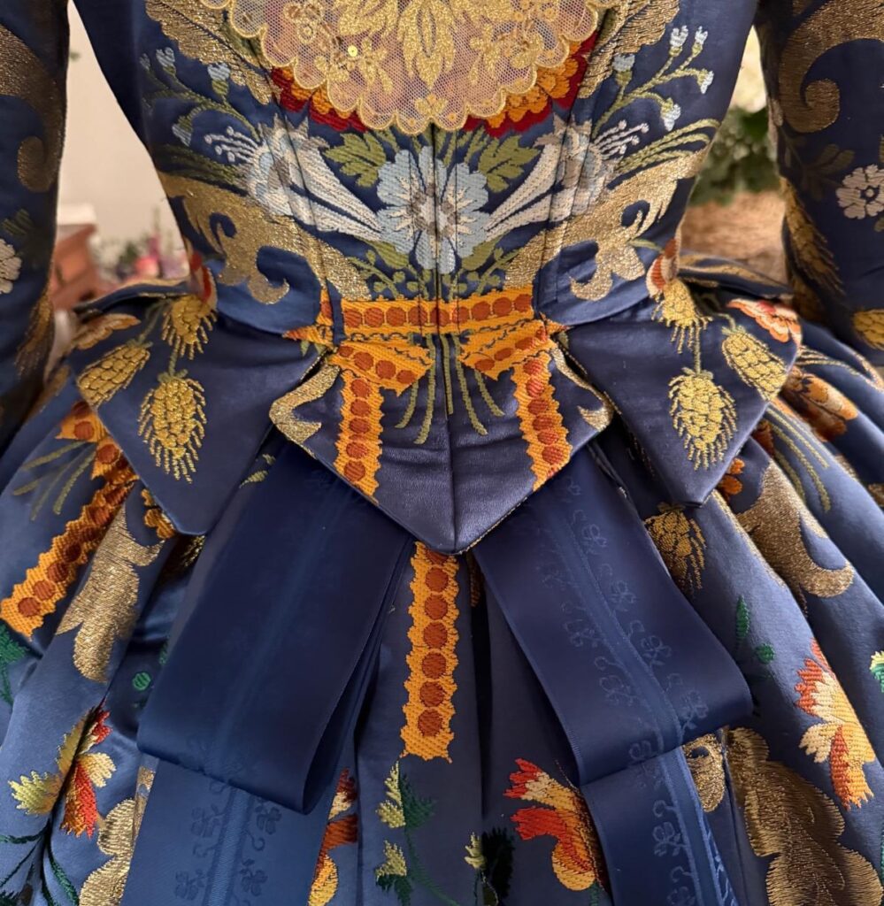 Convento Jerusalén estrena reinado con apellido ilustre en una exaltación histórica, con un espolín Soto azul 4 622089280 18413618854189591 9199417059335928151 n