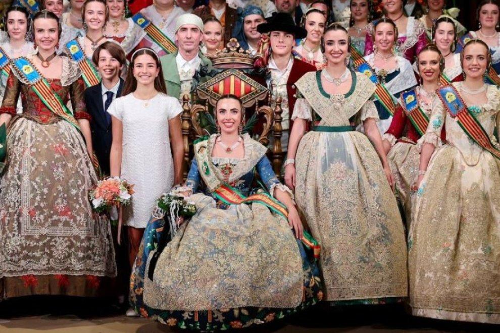 Convento Jerusalén estrena reinado con apellido ilustre en una exaltación histórica, con un espolín Soto azul 8 69749b43b8b1e 1