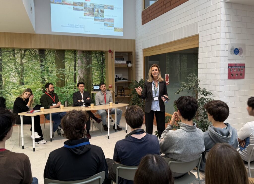 Más de 20 universidades nacionales e internacionales se dan cita en Valencia para orientar el futuro académico de los alumnos 5 Charlas Alumni Mediana