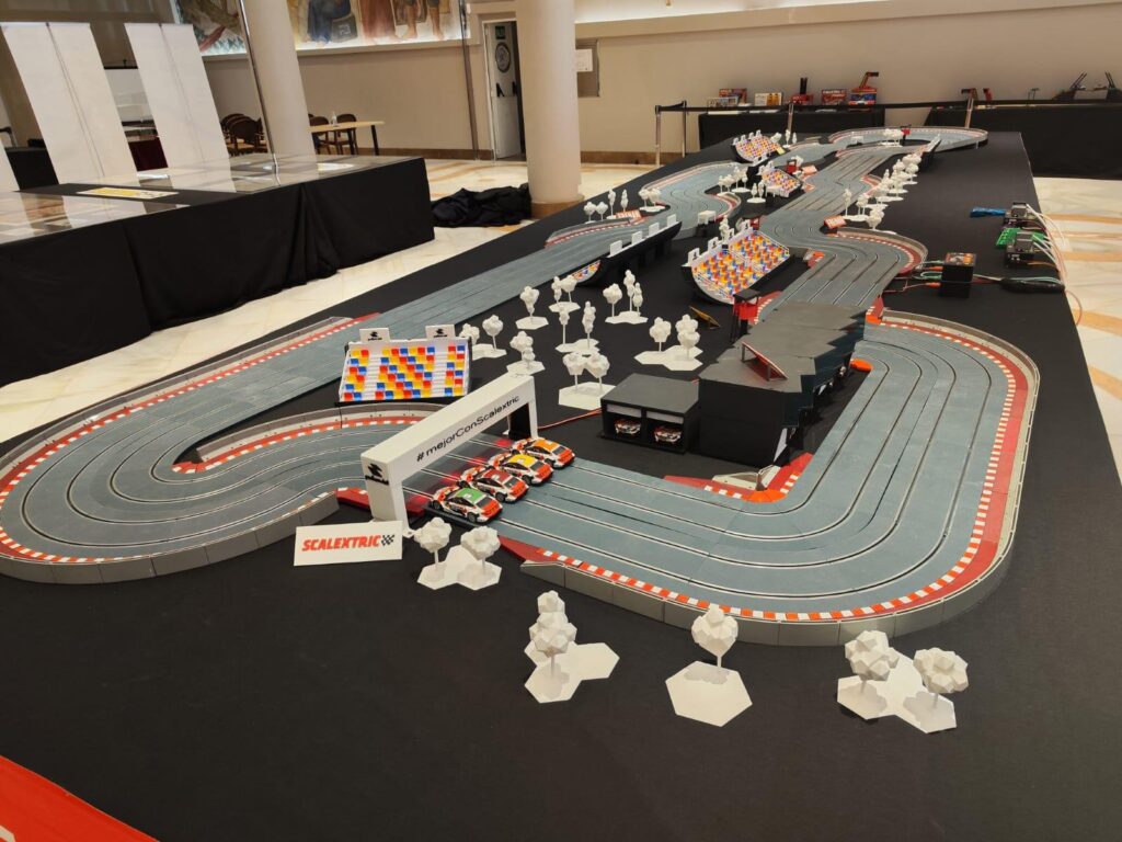 El Ateneo Mercantil amplía hasta el 11 de enero la exposición dedicada a los 60 años de Scalextric 2 Circuito Exposicion de Scalextric Ateneo