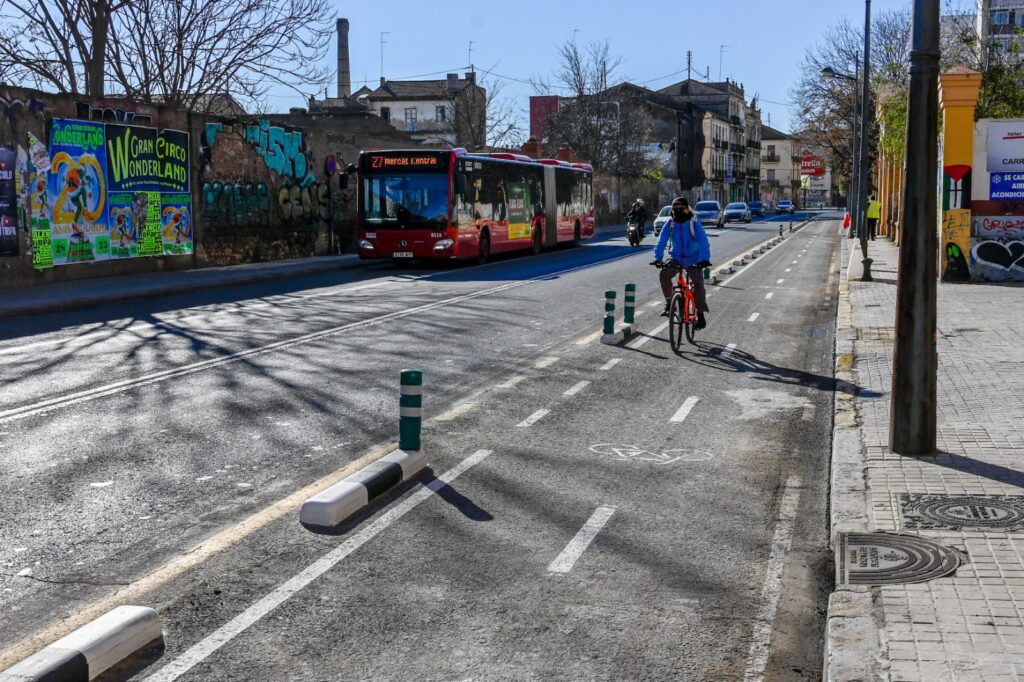 València amplía su red ciclista con nuevos tramos en Joaquín Navarro y Sant Vicent Martir 3 Valencia amplia su red ciclista con nuevos tramos en Joaquin Navarro y Sant Vicent Martir 1