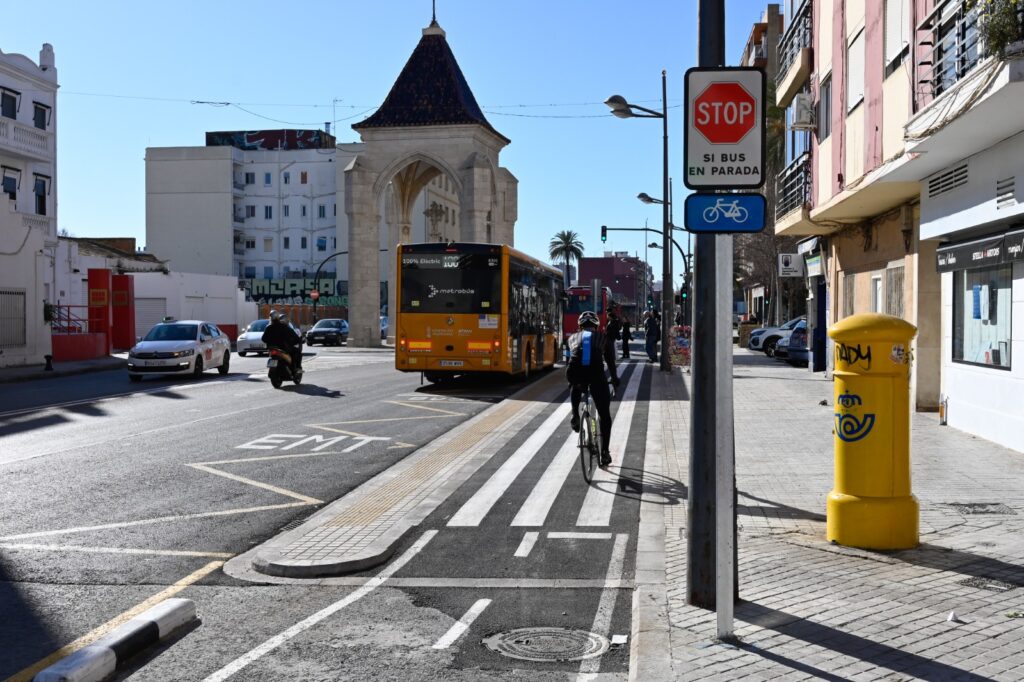 València amplía su red ciclista con nuevos tramos en Joaquín Navarro y Sant Vicent Martir 2 Valencia amplia su red ciclista con nuevos tramos en Joaquin Navarro y Sant Vicent Martir 3