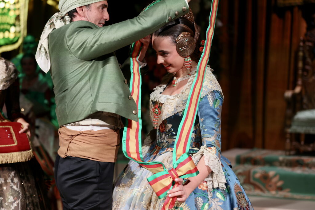 Convento Jerusalén estrena reinado con apellido ilustre en una exaltación histórica, con un espolín Soto azul 9 exaltacion convento 2026 13