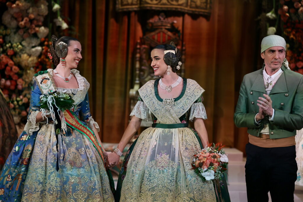 Convento Jerusalén estrena reinado con apellido ilustre en una exaltación histórica, con un espolín Soto azul 11 exaltacion convento 2026 17