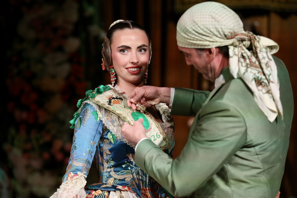 Convento Jerusalén estrena reinado con apellido ilustre en una exaltación histórica, con un espolín Soto azul 13 exaltacion convento 2026 21