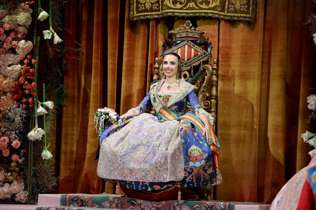 Convento Jerusalén estrena reinado con apellido ilustre en una exaltación histórica, con un espolín Soto azul 28 exaltacion convento 2026 26