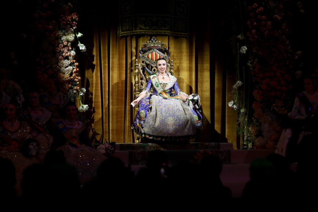 Convento Jerusalén estrena reinado con apellido ilustre en una exaltación histórica, con un espolín Soto azul 15 exaltacion convento 2026 27