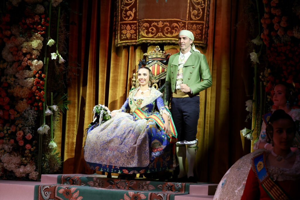 Convento Jerusalén estrena reinado con apellido ilustre en una exaltación histórica, con un espolín Soto azul 18 exaltacion convento 2026 32