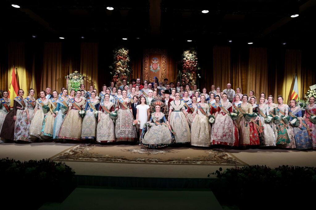 Convento Jerusalén estrena reinado con apellido ilustre en una exaltación histórica, con un espolín Soto azul 20 exaltacion convento 2026 36