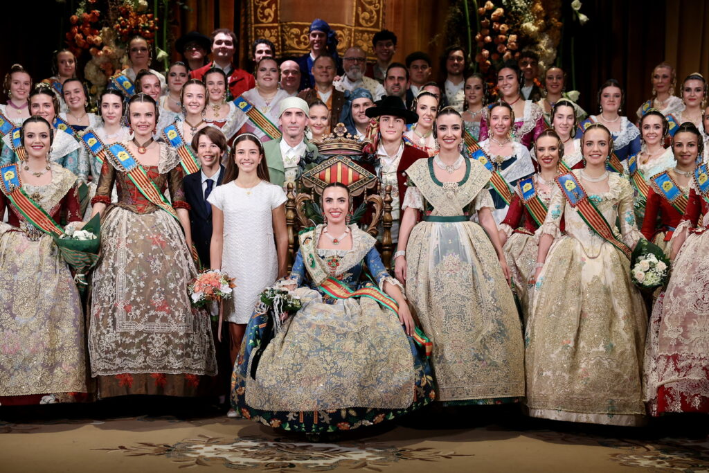 Convento Jerusalén estrena reinado con apellido ilustre en una exaltación histórica, con un espolín Soto azul 21 exaltacion convento 2026 38