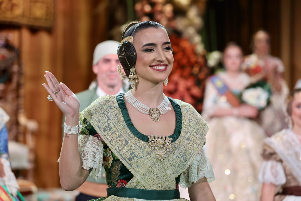 Convento Jerusalén estrena reinado con apellido ilustre en una exaltación histórica, con un espolín Soto azul 23 exaltacion convento 2026 40