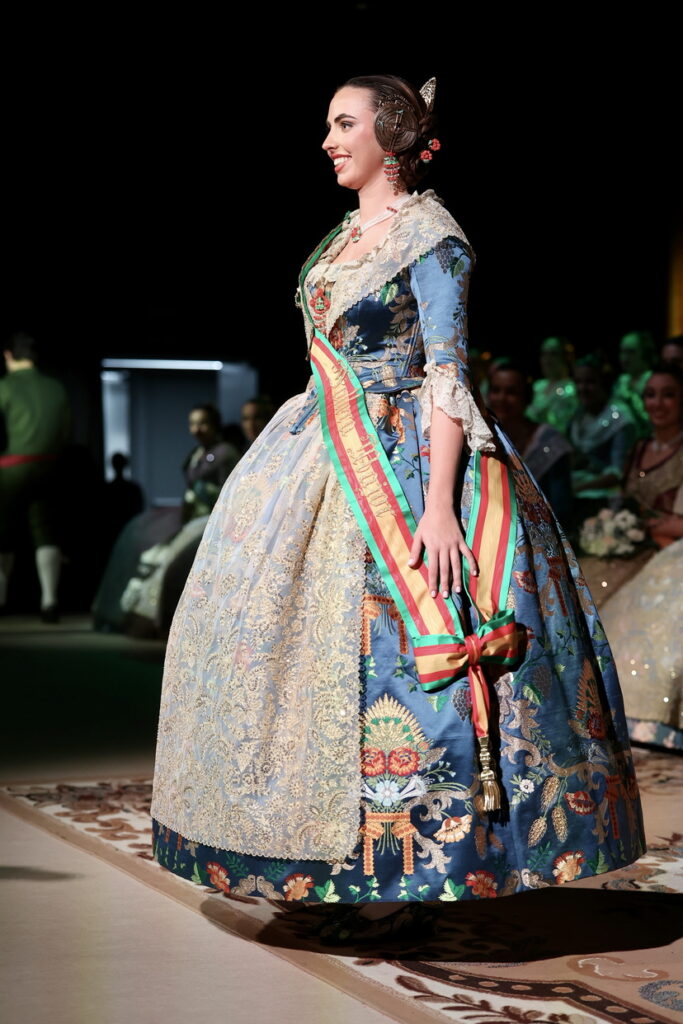 Convento Jerusalén estrena reinado con apellido ilustre en una exaltación histórica, con un espolín Soto azul 24 exaltacion convento 2026 43