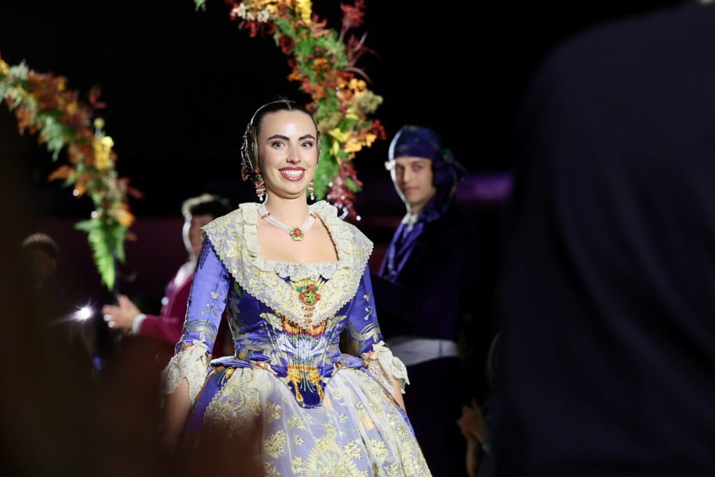 Convento Jerusalén estrena reinado con apellido ilustre en una exaltación histórica, con un espolín Soto azul 26 exaltacion convento 2026 5