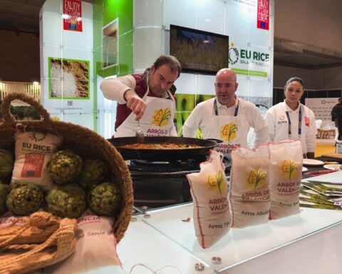 Un grupo de personas frente a una mesa con comida El contenido generado por IA puede ser incorrecto.